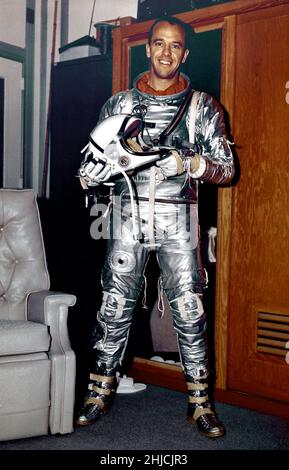 L'astronaute Alan B. Shepard, l'un des sept premiers astronautes du projet Mercury sélectionné par la NASA le 27 avril 1959.Le vaisseau spatial Freedom 7, renforcé par le véhicule Mercury-Redstone pour la mission MR-3, a fait le premier vol sous-orbital habité et l'astronaute Shepard est devenu le premier américain dans l'espace.09.09.1963 Banque D'Images