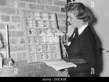 Oeufs de pigeon de passagers éteints vendus pour $300 piece en 1937.Le dernier pigeon de passagers en existence est mort au zoo de Cincinnati en 1914.Ces oeufs ont été recueillis au 19th siècle.Harris & Ewing, photographe, 1st décembre 1937. Banque D'Images