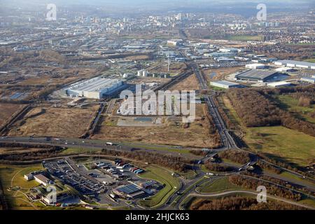 Vue aérienne vers l'ouest depuis l'autoroute J45 sur l'autoroute M1 en descendant la A63 Pontefract Lane vers le centre-ville de Leeds (Temple Green Park & Ride In shot) Banque D'Images