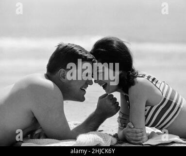 Un jeune couple sur la plage en 1955. Banque D'Images