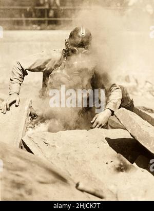 L'US Boy Scout démontre l'utilisation d'un masque à gaz, Union Square, New York, 1918. Banque D'Images