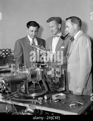 Les co-découvreurs de nobélium (élément 102) dans le bâtiment HILAC, Lawrence Berkeley Laboratory (LBL) en 1958 avec Albert Ghiorso, Torbjorn Sikkeland et John R. Walton (Glenn T. Seaborg absent).La découverte de l'élément 102 a été un processus complexe et a été revendiquée par des groupes de Suède, des États-Unis et de l'ex-Union soviétique.Le premier rapport complet et irréfutable de sa détection ne date qu'en 1966 de l'Institut mixte de recherche nucléaire de Dubna (alors en Union soviétique). Banque D'Images