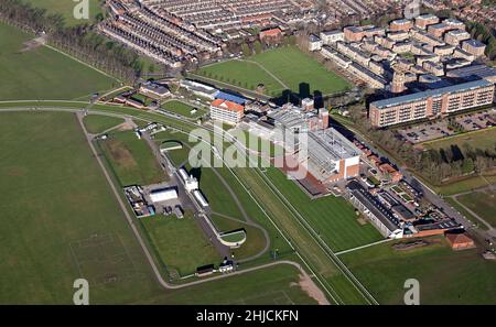 Vue aérienne des principaux bâtiments et stands de spectateurs de l'hippodrome de York, dans le Nortth Yorkshire Banque D'Images