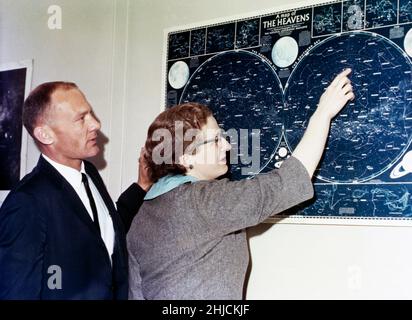 La Dre Nancy Grace Roman, première chef de l'astronomie de la NASA, présente l'astronaute Edwin 'Buzz' Aldrin sur des objets célestes en 1965 à Washington, D.C. Banque D'Images