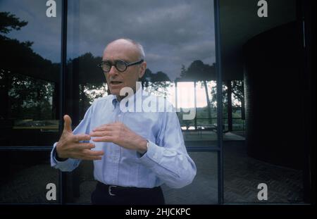 Philip Johnson (8 juillet 1906 - 25 janvier 2005), architecte américain, à sa Glass House à New Canaan, Connecticut.Johnson a été l'un des premiers à expérimenter avec des bâtiments en verre.Photo vers 1977. Banque D'Images