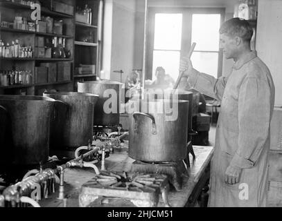 Fabrication du vaccin contre la typhoïde, 1917.École de médecine de l'armée américaine. Banque D'Images