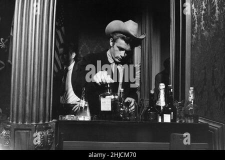 James Dean, photographié vers 1955, probablement sur le tournage du film « géant ». Banque D'Images