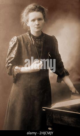 Marie Curie (1867-1934) était physicien et chimiste franco-polonais.Elle a été la première femme à remporter un prix Nobel, la seule femme à ce jour à gagner dans deux domaines, et la seule personne à gagner en sciences multiples.Ses réalisations comprenaient une théorie de la radioactivité (un terme qu'elle a inventé), des techniques pour isoler les isotopes radioactifs, et la découverte de deux éléments, le polonium et le radium. Banque D'Images