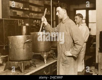 Faire le vaccin contre la typhoïde pour l'armée, la marine et les marines.Préparation du milieu de culture.1917-18. Banque D'Images