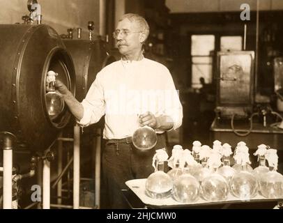 Fabrication du vaccin contre la typhoïde, 1917.École de médecine de l'armée américaine.La photo montre la deuxième étape de la fabrication d'un vaccin contre la typhoïde : la stérilisation de la solution saline dans les aciéres. Banque D'Images