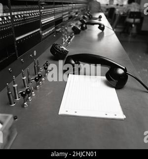 Téléphonie dans le 1970s.Intérieur d'une pièce vide avec un grand tableau de commutation visible.La technologie du passé qui n'est plus utilisée ou le personnel de l'informatique n'a pas encore travaillé à elle.Il s'agit d'un standard manuel où un opérateur humain est nécessaire pour connecter les appels manuellement.Suède 1971 Kristoffersson ref. Ed Banque D'Images