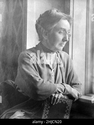 La réformateur social américaine Ellen Gates Starr (1859-1940) a fondé Hull House à Chicago en 1889 avec Jane Addams.Hull House était une maison d'établissement qui a aidé les nouveaux immigrants et les immigrants pauvres grâce à une variété de programmes sociaux, éducatifs et artistiques.Photographie vers 1915 à 1917. Banque D'Images