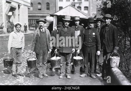 Les agents de santé publique qui détiennent des seaux remplis d'appâts de rat, San Francisco, Californie, pendant la deuxième épidémie de peste bubonique de 1907-1908.La première, centrée sur Chinatown, fut en 1900-1904, la première épidémie de peste dans le continent américain. Banque D'Images