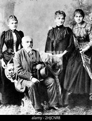 Wladyslaw SK≈Çodowski et ses filles (de gauche à droite) Maria, Bronis≈Çawa et Helena.Maria est devenue Marie Curie (1867-1934), physicien et chimiste franco-polonais et récipiendaire de plusieurs prix Nobel.Ses réalisations comprennent une théorie de la radioactivité (un terme qu'elle a inventé), des techniques pour isoler les isotopes radioactifs, et la découverte de deux éléments, le polonium et le radium.Photographié en 1890. Banque D'Images