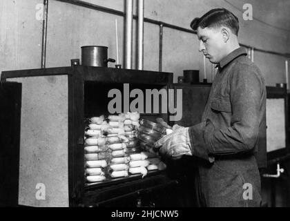 Fabrication du vaccin contre la typhoïde, 1917.ÉCOLE DE médecine DE l'armée AMÉRICAINE. Banque D'Images