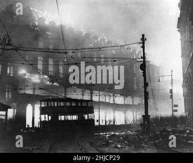 Un bâtiment en feu à Sheffield pendant le Blitz, le 13th décembre 1940.Le Blitz a été une campagne de bombardement allemande contre le Royaume-Uni en 1940 et 1941, pendant la Seconde Guerre mondiale.Le terme vient de Blitzkrieg, qui signifie « guerre de foudre » en allemand. Banque D'Images