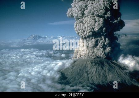 Le 22 juillet 1980 éruption du mont St. Helens, avec le mont Rainier, Washington, en arrière-plan.22 juillet 1980. Banque D'Images