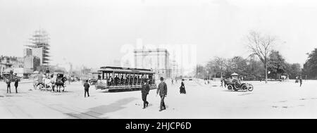 Le tramway de la huitième Avenue partage la rue avec un chariot de production tiré par des chevaux et une automobile ouverte.Centre-ville, New York City, vers le nord, 1904. Banque D'Images