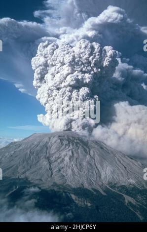 Cinq autres éruptions explosives du mont St. Helens ont eu lieu en 1980 (après mai 18), dont cet événement spectaculaire de juillet 22. Cette éruption a envoyé de la pierre ponce et des cendres de 6 à 11 milles (10-18 kilomètres) dans les airs, et a été visible à Seattle, Washington, 100 milles (160 kilomètres) au nord. La vue ici est du sud. Banque D'Images