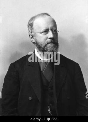 Edwin Klebs (1834-1913) était un microbiologiste suisse-allemand connu pour son travail sur les maladies infectieuses.En 1884, il a été le premier à identifier (avec Friedrich L√∂ffler) une bactérie qui cause la diphtérie, alors connue sous le nom de bacille de Klebs-L√∂ffler et maintenant connue sous le nom de Corynebacterium diphtheriae.Photo vers 1884. Banque D'Images