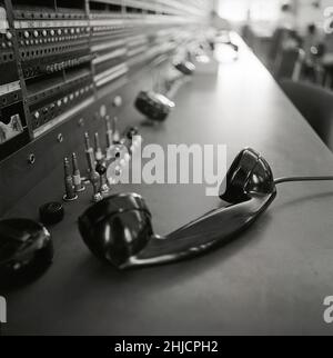 Téléphonie dans le 1970s.Intérieur d'une pièce vide avec un grand tableau de commutation visible.La technologie du passé qui n'est plus utilisée ou le personnel de l'informatique n'a pas encore travaillé à elle.Il s'agit d'un standard manuel où un opérateur humain est nécessaire pour connecter les appels manuellement.Suède 1971 Kristoffersson ref. Ed Banque D'Images