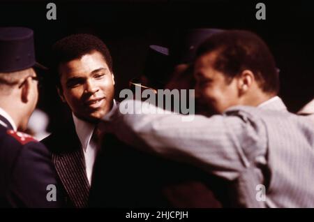Muhammad Ali (1942-2016), boxeur américain.La légende se lit comme suit : « le champion du monde de boxe poids lourd Muhammad Ali, un musulman noir, assiste à un service pour entendre Elijah Muhammad livrer le message de la Journée annuelle du Sauveur à Chicago », le 1974 mars. Banque D'Images