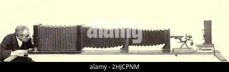Arthur Smith prenant des photomicrographes, vers 1904.Ici, il se concentre sur l'écran de la caméra, qui se concentre à son tour sur l'objet dans le microscope.En 1904, la Royal Society de Londres expose au public une série de photomicrographes de Smith.Ils ont ensuite été publiés en 1909 dans un livre intitulé « nature Through Microscope & Camera ».Ils étaient les premiers exemples de photomicroscopie que beaucoup avaient jamais vus. Banque D'Images