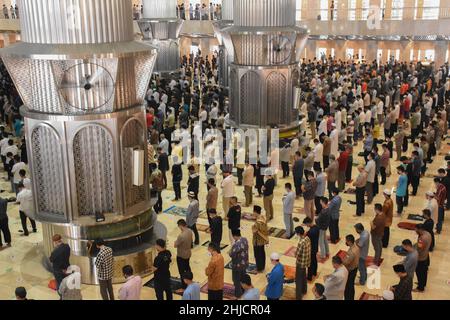 Les hommes musulmans maintiennent une distanciation sociale au milieu de la pandémie de coronavirus (COVID-19), alors qu'ils assistent à la prière du deuxième vendredi du mois Saint du Ramadan à la mosquée Istiqlal, Jakarta, Indonésie, le 28 janvier 2022.Le Groupe de travail sur le traitement de la COVID 19 a signalé que le nombre de cas confirmés de COVID-19 en Indonésie au vendredi 28 janvier 2022 a augmenté de 9 905 cas.(Photo de Ahmad Soleh/Sipa USA) Banque D'Images