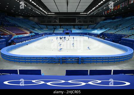 (220128) -- BEIJING, le 28 janvier 2022 (Xinhua) -- les patineurs s'exercent lors d'une séance d'entraînement au stade intérieur Capital à Beijing, en Chine, le 28 janvier 2022.(Xinhua/Ju Huanzong) Banque D'Images