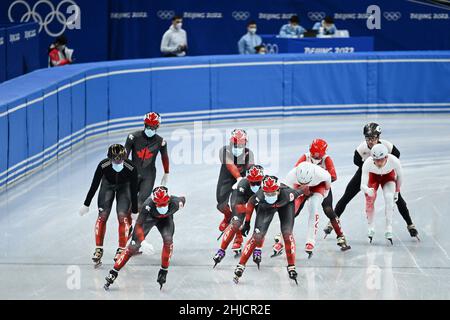 (220128) -- BEIJING, le 28 janvier 2022 (Xinhua) -- les patineurs s'exercent lors d'une séance d'entraînement au stade intérieur Capital à Beijing, en Chine, le 28 janvier 2022.(Xinhua/Ju Huanzong) Banque D'Images