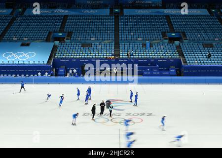 (220128) -- BEIJING, le 28 janvier 2022 (Xinhua) -- les patineurs s'exercent lors d'une séance d'entraînement au stade intérieur Capital à Beijing, en Chine, le 28 janvier 2022.(Xinhua/Ju Huanzong) Banque D'Images