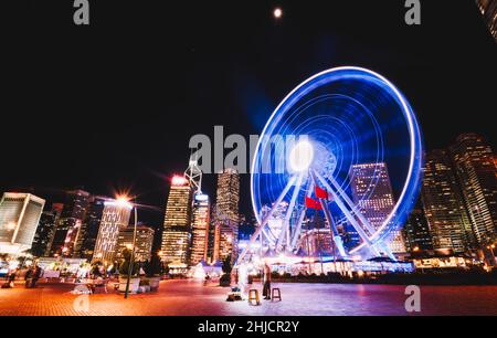 Grande roue de Ferris dans la ville la nuit Banque D'Images