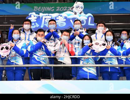 (220128) -- BEIJING, le 28 janvier 2022 (Xinhua) -- des volontaires et un membre du personnel enregistrent une vidéo de salutation pour le Festival du printemps au Stade intérieur national de Beijing, en Chine, le 28 janvier 2022.(Xinhua/Li Ziheng) Banque D'Images