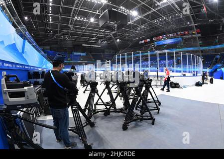 (220128) -- BEIJING, le 28 janvier 2022 (Xinhua) -- des membres du personnel travaillent au Stade intérieur national de Beijing, en Chine, le 28 janvier 2022.(Xinhua/Li Ziheng) Banque D'Images