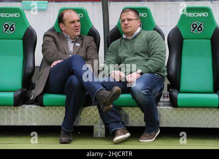 Firo football, football, 01.04.2012 1st Bundesliga, saison 2011/2012 Hanovre 96 - Borussia Monchengladbach, Borussia Monchengladbach 2:1 Jorg Joerg Schmadtke, directeur sportif Hanovre en conversation, conversation avec Max Eberl, directeur sportif Gladbach Banque D'Images