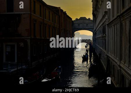 Les touristes regardent les gondoles passant sous le pont Soupirs, Venise, Italie Banque D'Images