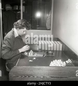 Production de timbres-poste en 1950s.Une jeune femme au timbre suédois printworks du poste suédois fabrique des paquets de rouleaux de 100 ou 500 timbres dans chacun.Suède 1951 Kristoffersson réf. bc45-9 Banque D'Images