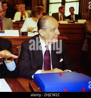 Archives 90ies : Raymond barre, maire de Lyon, assiste au conseil municipal de Lyon, en France Banque D'Images