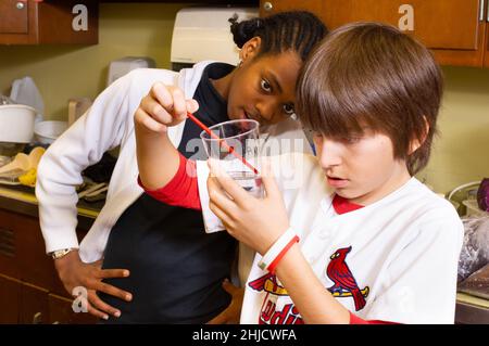 Éducation École primaire ou moyenne classe de sciences de 6 e année extraction d'ADN garçon et fille travaillant sur l'expérience Banque D'Images