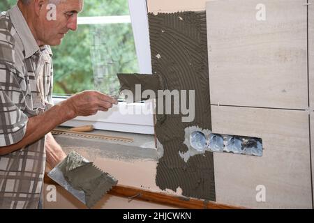 Le mur de la cuisine est prêt à coller les carreaux pendant la reconstruction Banque D'Images