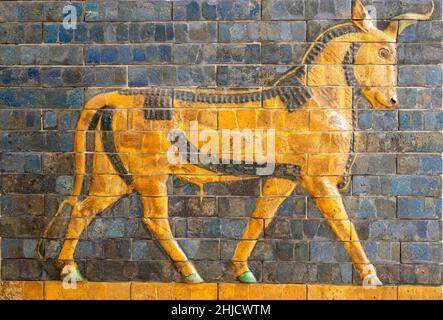 Relief de taureau sur la porte d'Ishtar, détails de la porte d'Ischtar Babylonienne. Banque D'Images