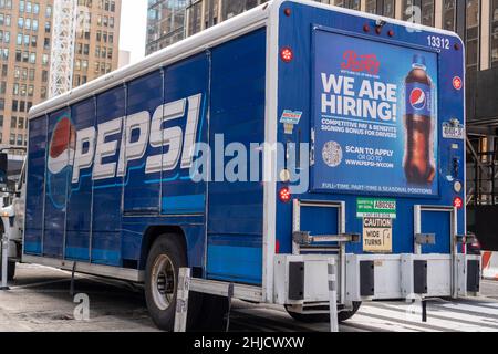 Un distributeur de PepsiCo annonce qu'il est à la recherche de conducteurs à New York le mardi 18 janvier 2022.(© Richard B. Levine) Banque D'Images