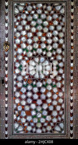 Porte avec nacre inlays au Palais de Topkapi, Istanbul, Turquie. Banque D'Images