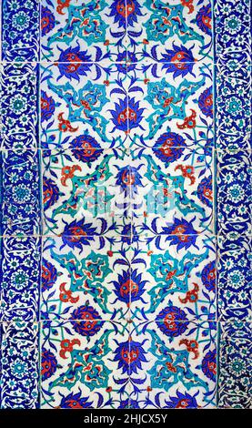 Anciens carreaux turcs ottomans fabriqués à la main avec des motifs floraux du palais de Topkapi à Istanbul, Turquie. Banque D'Images