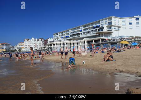 Plage animée en août à St Jean de Luz, Pyrénées Atlantiques, pays Basque, France Banque D'Images