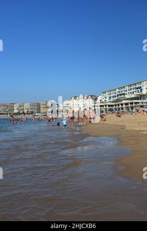 La plage animée de Grande Plage en août à St Jean de Luz, Pyrénées Atlantiques, pays Basque, France Banque D'Images