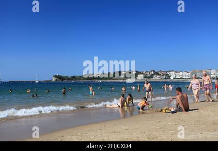 Plage animée en août à St Jean de Luz, Pyrénées Atlantiques, pays Basque, France Banque D'Images