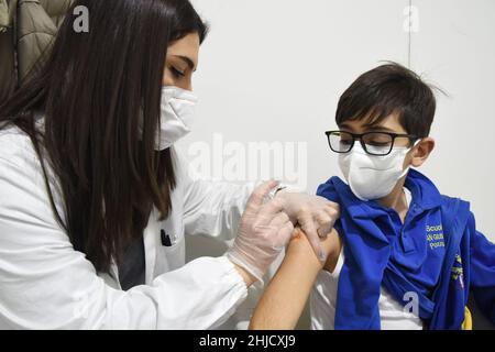 Naples, Italie.26th janvier 2022.(1/26/2022) campagne de vaccination des enfants contre Covid 19, l'opérateur injecte une dose de vaccin dans le centre de vaccination de Mostra d'Oltremare de Naples, poursuit la campagne de vaccination des enfants contre la propagation de Covid-19.(Photo de Pasquale Gargano/Pacific Press/Sipa USA) crédit: SIPA USA/Alay Live News Banque D'Images