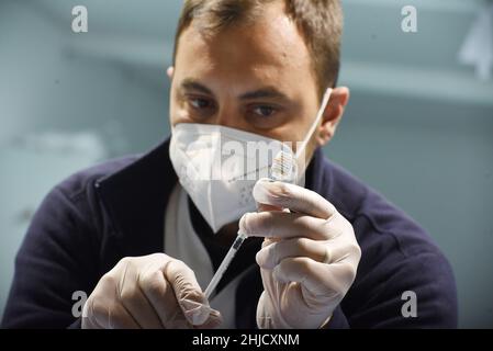 Naples, Italie.26th janvier 2022.(1/26/2022) campagne de vaccination des enfants contre Covid 19, l'opérateur prépare les doses de vaccin dans le centre de vaccination de Mostra d'Oltremare de Naples, poursuit la campagne de vaccination des enfants contre la propagation de Covid-19.(Photo de Pasquale Gargano/Pacific Press/Sipa USA) crédit: SIPA USA/Alay Live News Banque D'Images