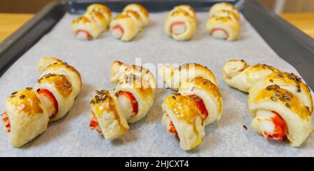 Bâtonnets de crabe surimi dans une pâte feuilletée prête à manger. Banque D'Images